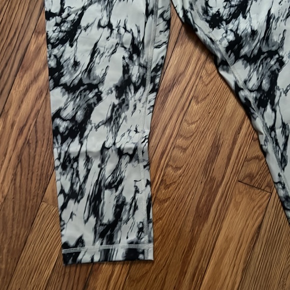 Lululemon crop 17” leggings sz 6 - Picture 3 of 6